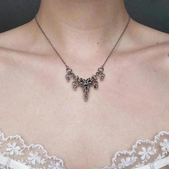 Gothic silver V shaped crown necklace with a small silver chain - Picture 3 of 9